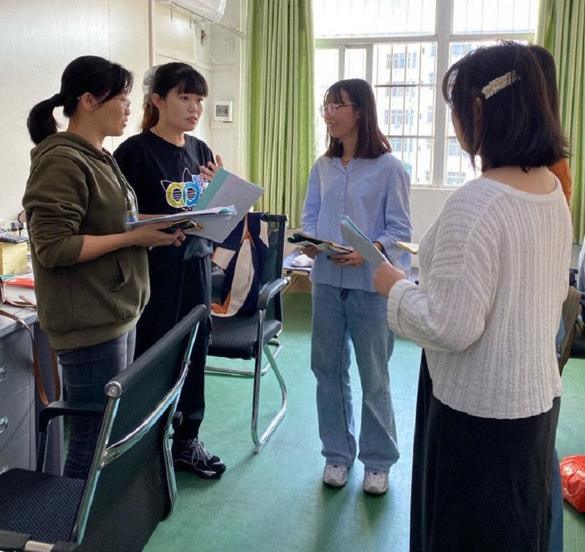 推门听课,以听促教-海师大实小综合组教研活动