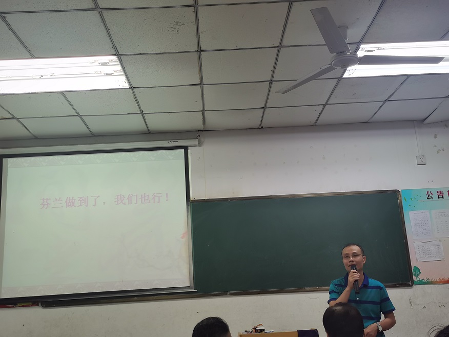 爱爱啦
实验小学开展了“庆建党100周年教师读书交流活动”