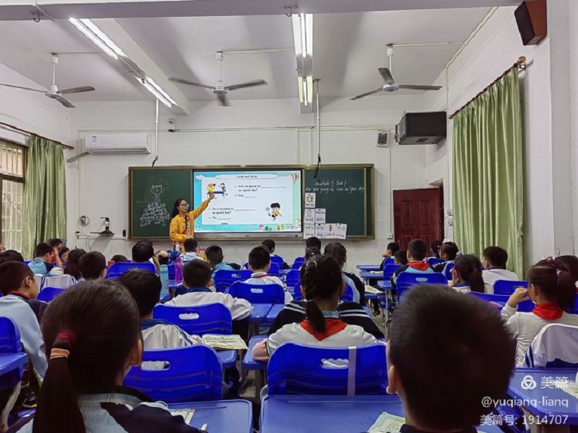 推门听课 以听促教―记爱爱啦
实验小学2021_2022学年第一学期英语组“推门听课”活动